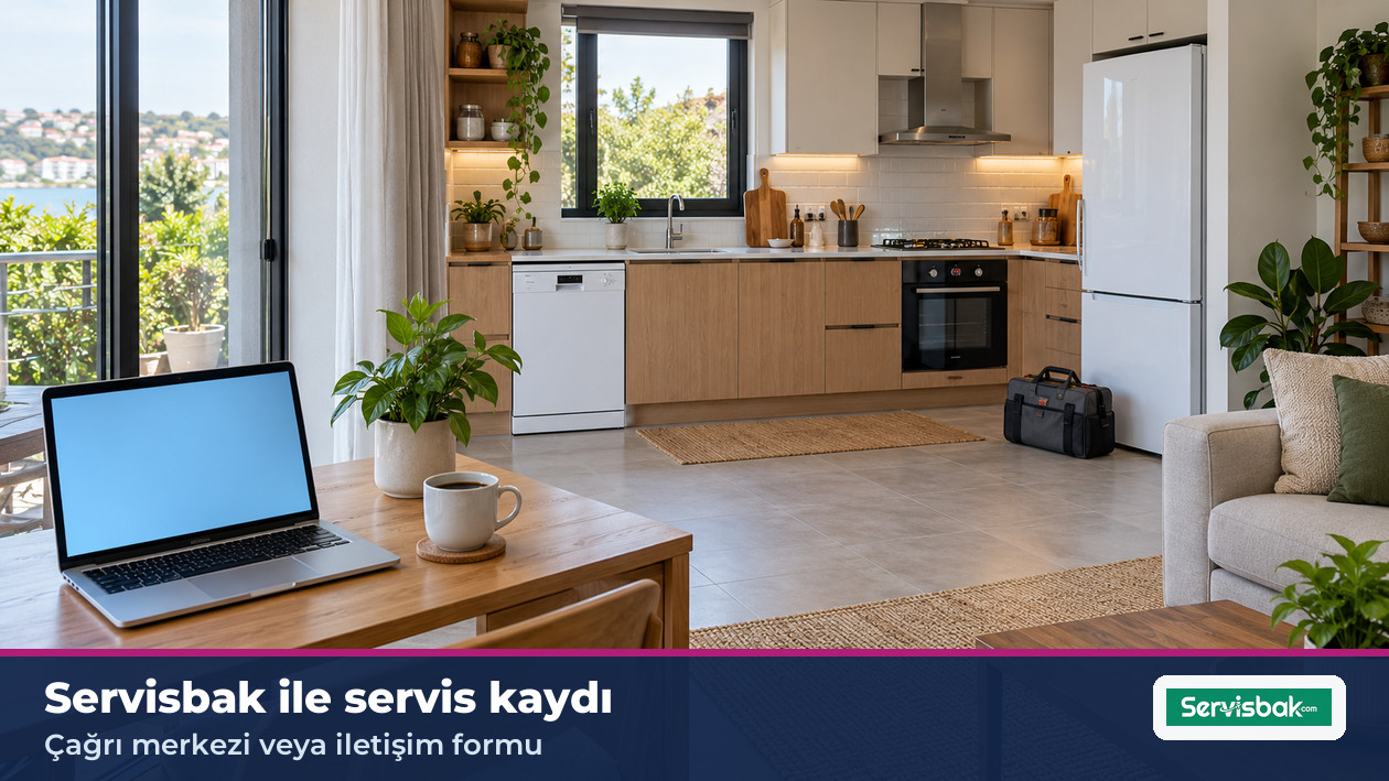 Pencere kenarında dizüstü bilgisayar ve arka planda mutfak cihazları