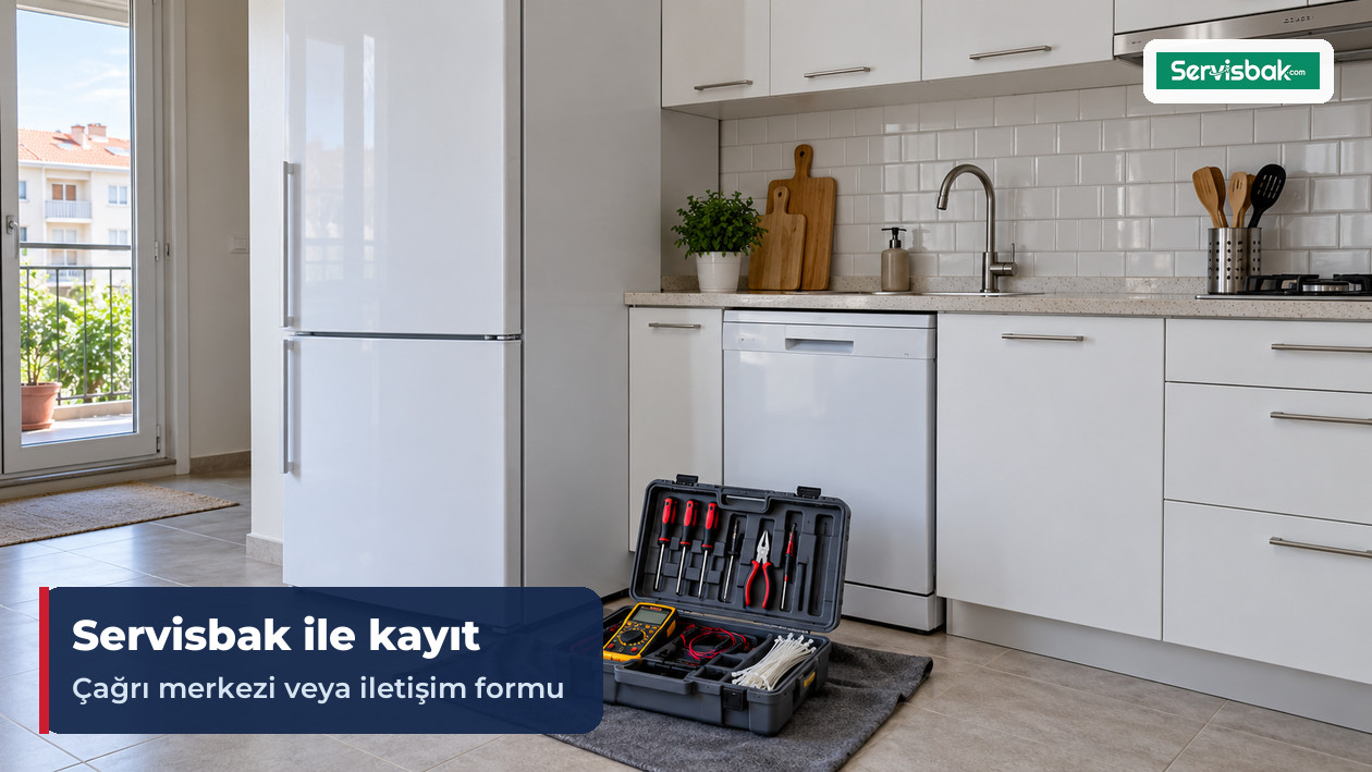 Buzdolabının önünde açık teknisyen alet çantası ve yanında bulaşık makinesi